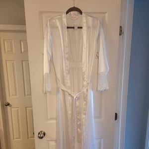 La Vie En Rose White Long Robe